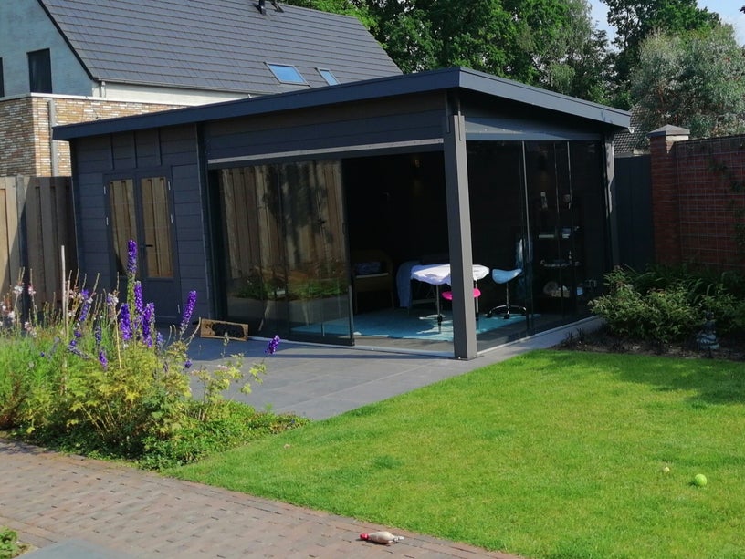 Het bijgebouw in de tuin waar Nancy Weijers in Herpen ook Reiki geeft