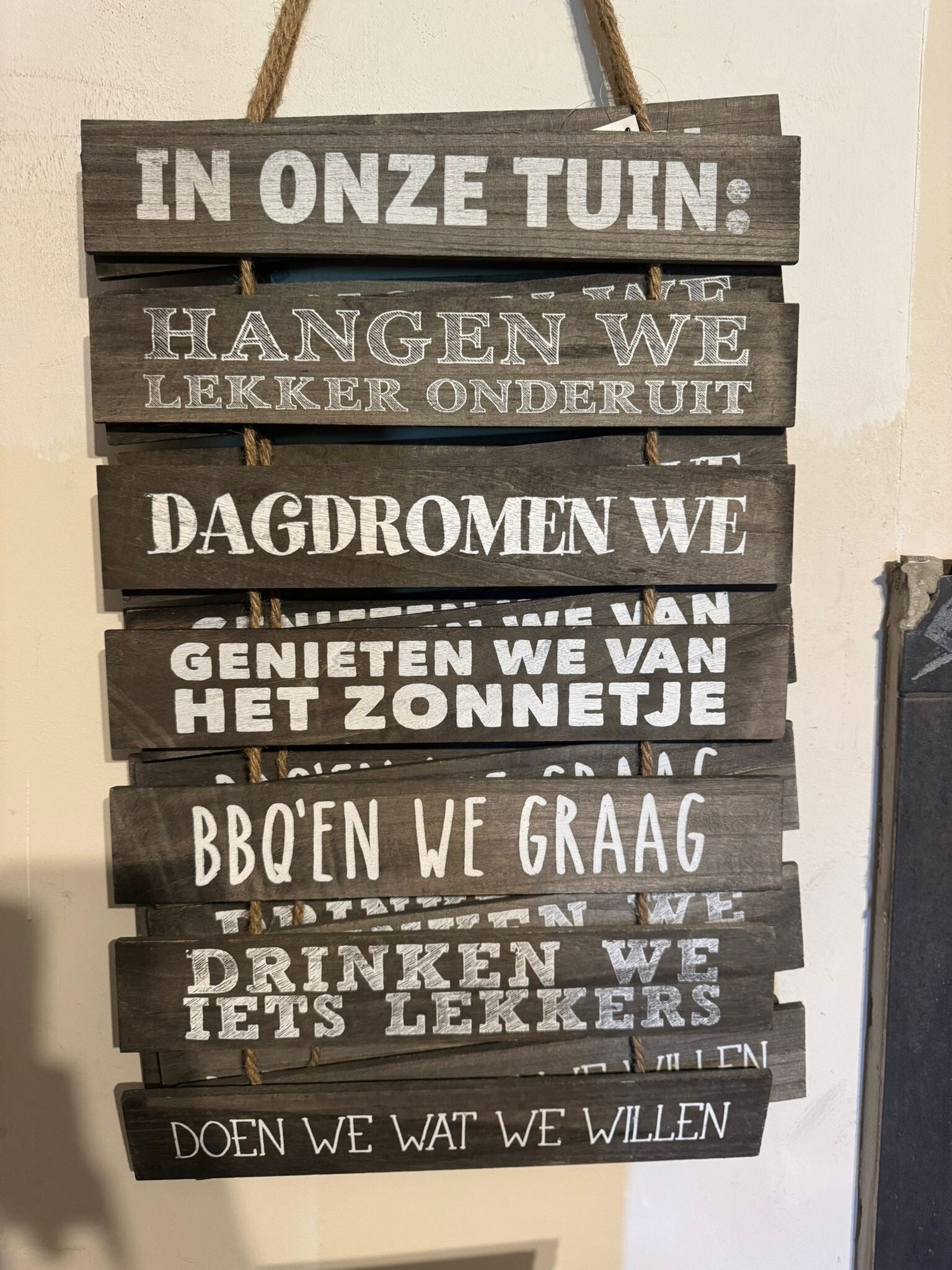 Tekstbord in onze tuin