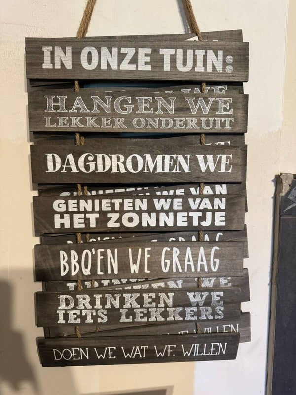 Tekstbord in onze tuin