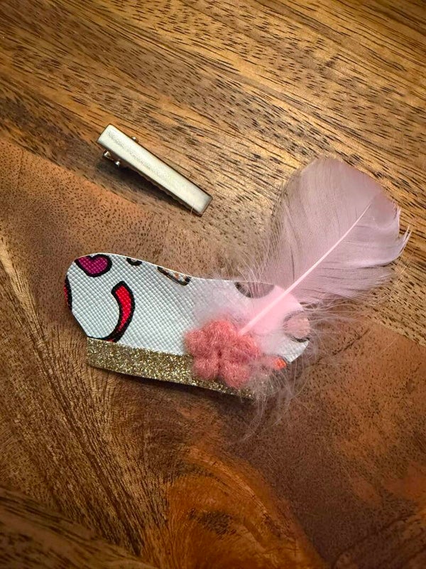 Pietenmuts  roze bloem en veer