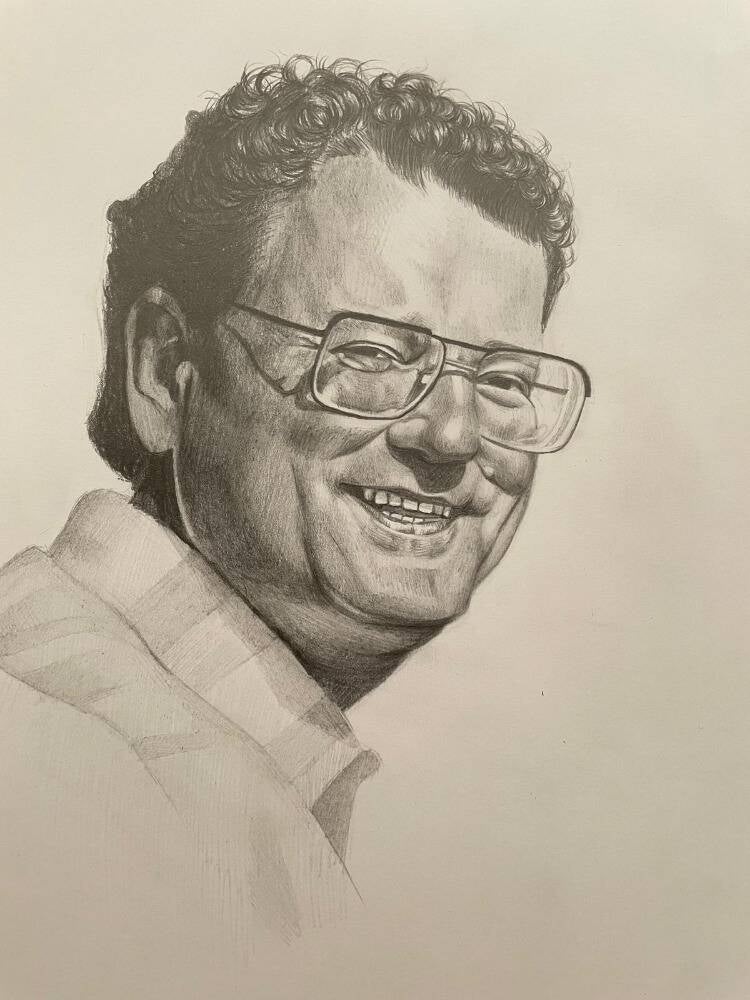 portrettekening van een man op wit papier met potlood