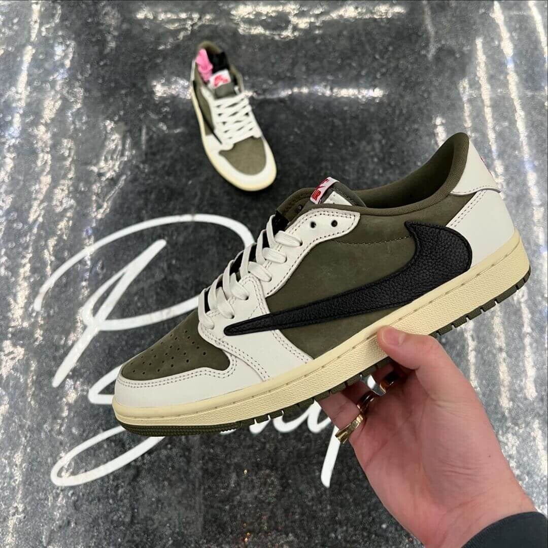 Travis Scott × Nike Medium Olive キッズ s-l400.jpg