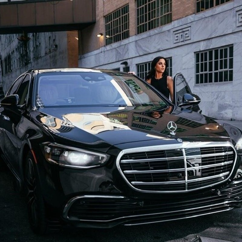 Taxi naar Schiphol voor uw zakenreis?  Ook voor zakelijk vervoer of directievervoer naar Luchthaven Schiphol bent u bij Taxi van Jij en Ik aan het juiste adres. Zo hebben wij luxe Mercedes E-klasses en VW Sharan’s in ons wagenpark die van alle gemakken vo