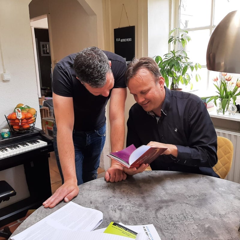 Angelo Meijers en Bart bekijken de proefdruk van 'Brug naar de Eeuwigheid'