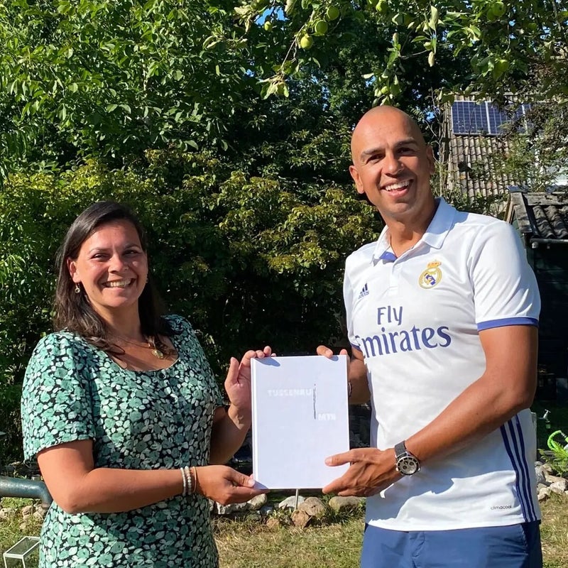 Het eerst verkochte exemplaar van 'Tussenruimte' gaat naar niemand minder dan Leon van der Zanden