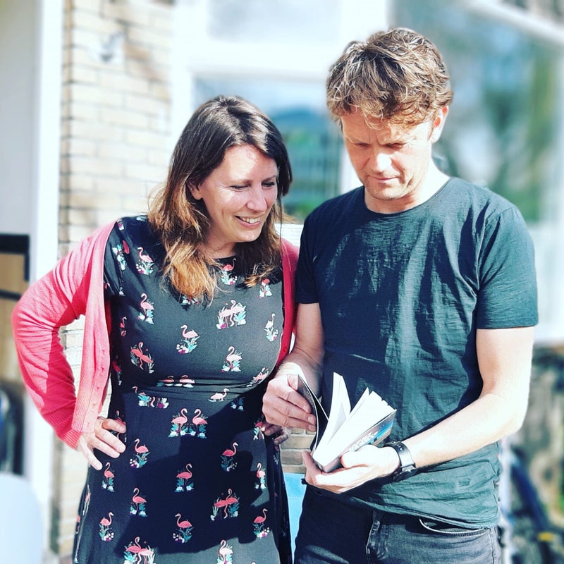 De Groningse schrijver Herman Annema heeft voor het eerst zijn roman 'Jacht op de zwaartekracht' in handen