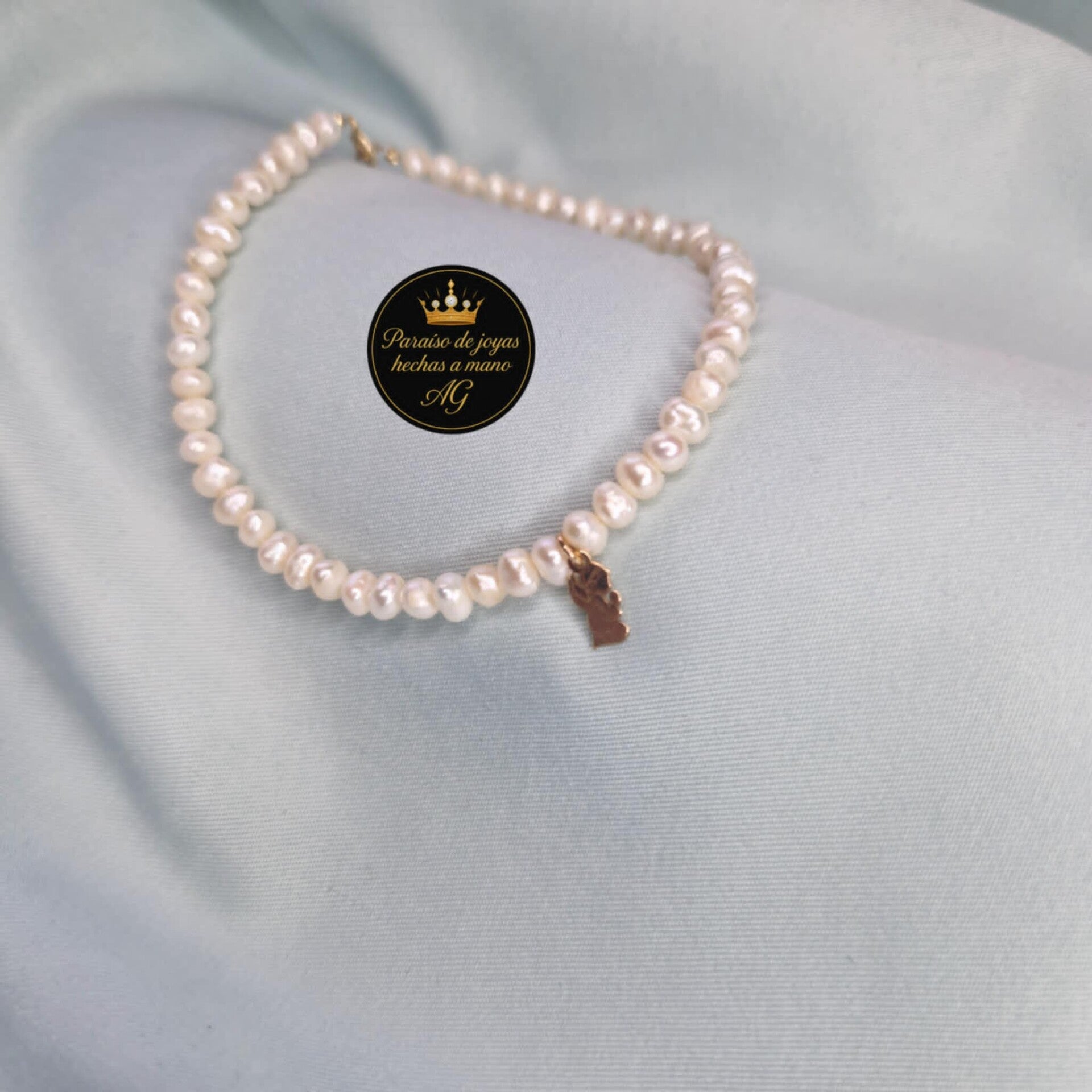 ✨ Pulsera con dije Ángel en Oro 14k y con Perlas de Cultura ✨