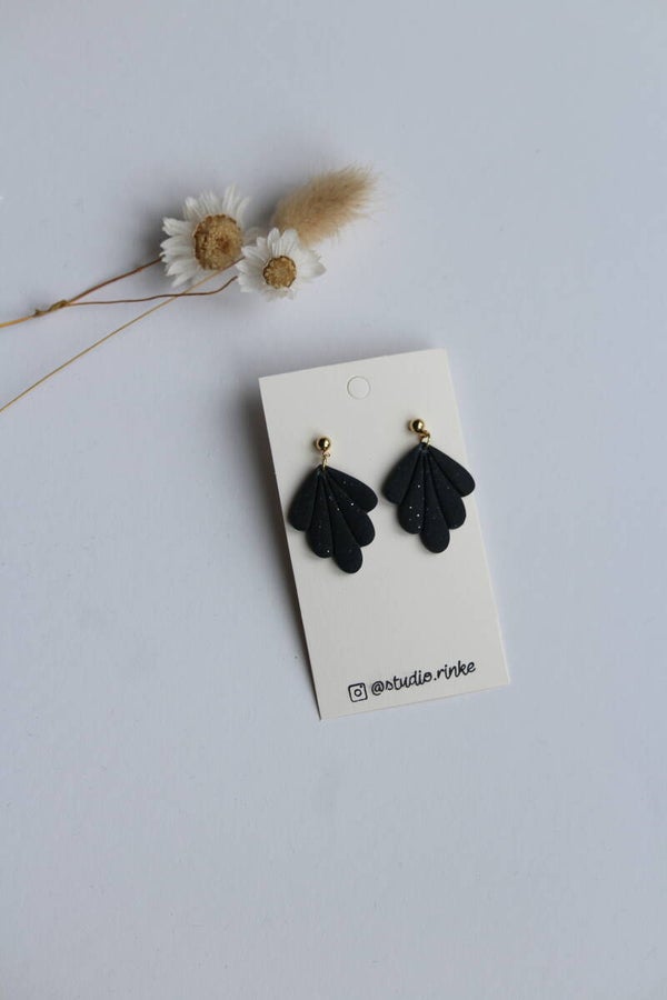 Black Stardust Plume Flow