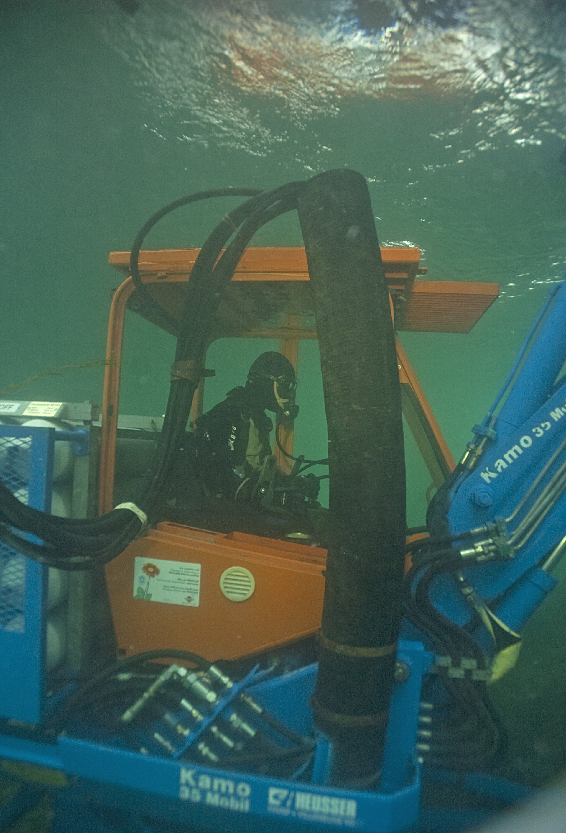 Unterwasserbagger_Reusswehr_Luzern_Spezialkonstruktion_Unterwasserabeiten_Beratung_Technisch_alainblumer.ch