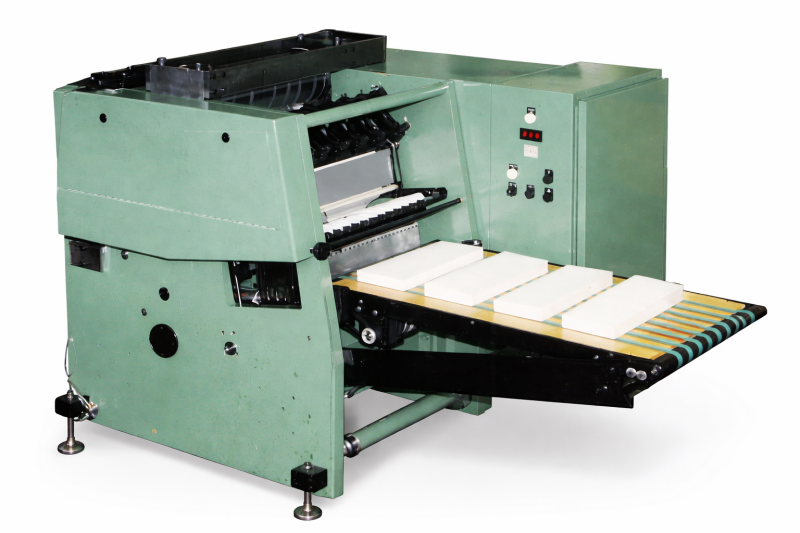 Auto cut off fan folder for multi stream folding of short pack products.png