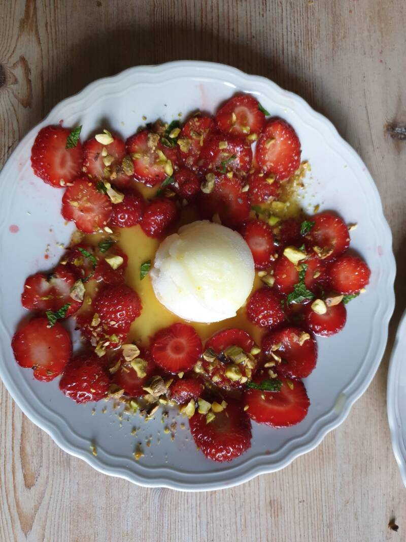 aardbeien-met-sinaasappelsaus-en-pistachenootjes-1-standard-1vgpcy.jpg