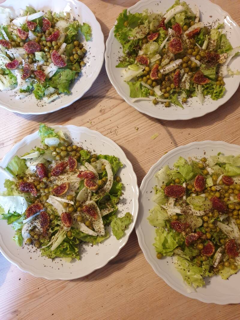 groene-salade-met-venkel-doperwtjes-en-verse-vijgen-standard-ez7g9q.jpg