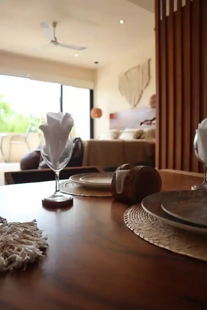 Détail de la table en parota