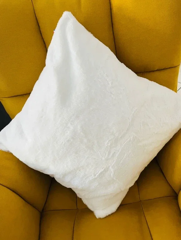 Coussin fourrure blanche