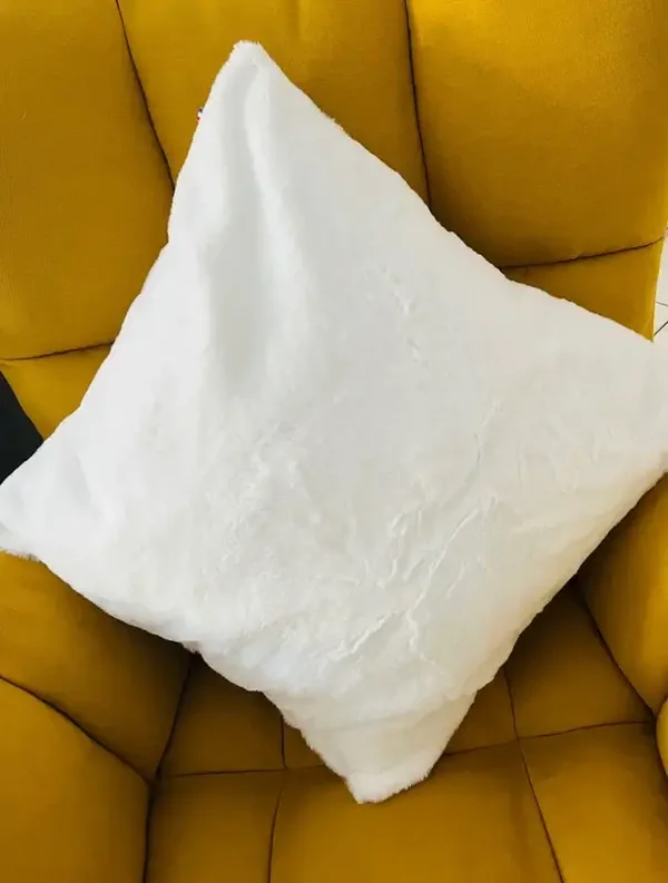Coussin fourrure blanche