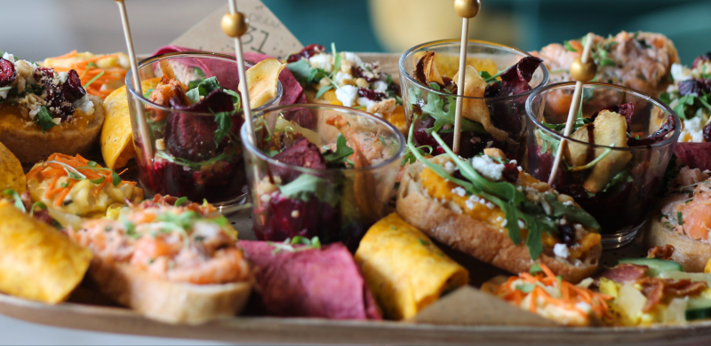 Kies uit onze services. Kies voor boxen om af te halen of ga voor één van onze luxere arrangementen en geniet van een compleet aangeklede tafel zonder afwas! 