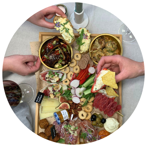 Bij onze high tea krijg je heerlijke zoetigheden zoals o.a. cheesecake en schones met room en jam.