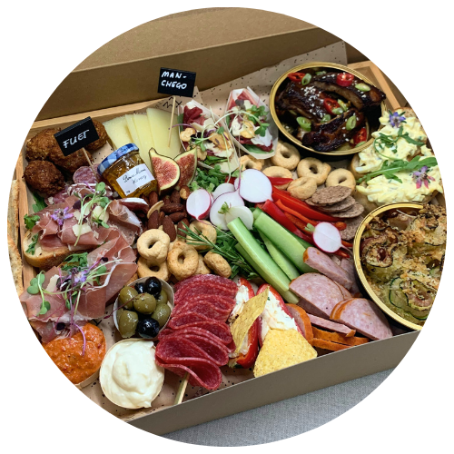 Bij onze high tea krijg je heerlijke zoetigheden zoals o.a. cheesecake en schones met room en jam.