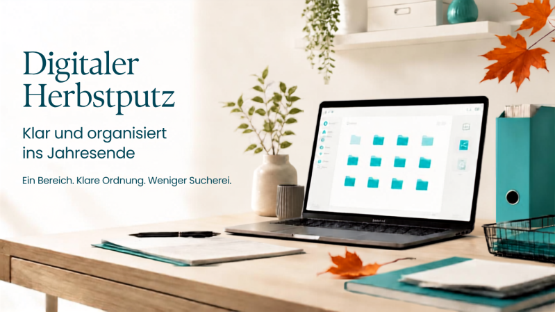 Heller Arbeitsplatz mit Laptop, geordneten digitalen Ordnern und dezenten herbstlichen Akzenten für den Digitalen Herbstputz von TextDepot.