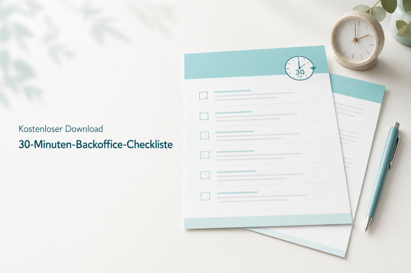Zwei ausgedruckte Seiten der kostenlosen 30-Minuten-Backoffice-Checkliste mit Kontrollkästchen, Stift und kleiner Uhr.