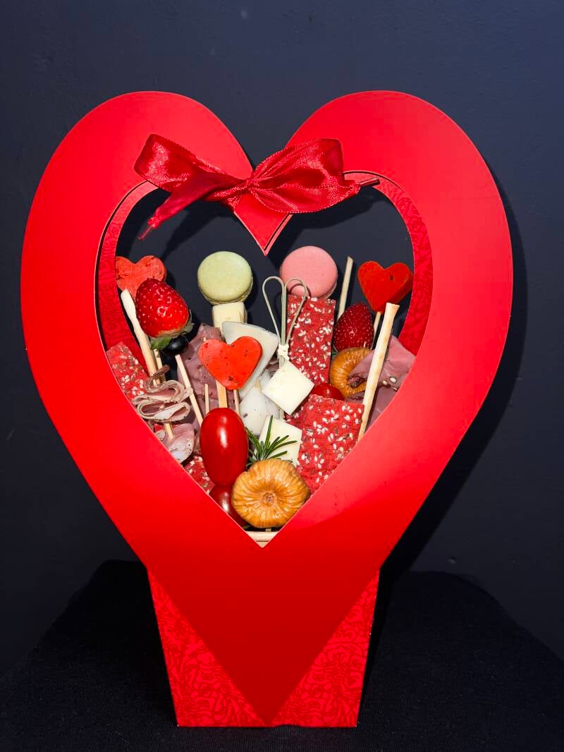 Κουτί καρδιά για δώρο με αλλαντικά τυριά