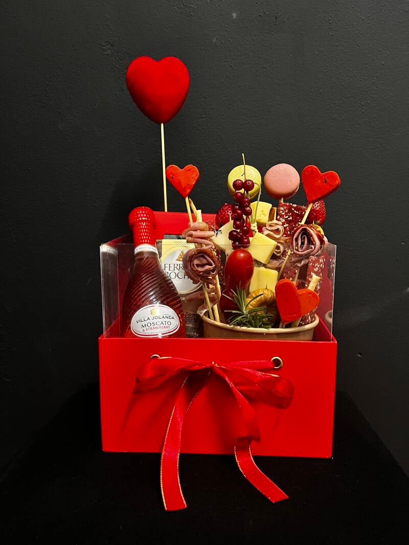 Κουτί για δώρο με αλλαντικά τυριά κρασί και σοκολάτα