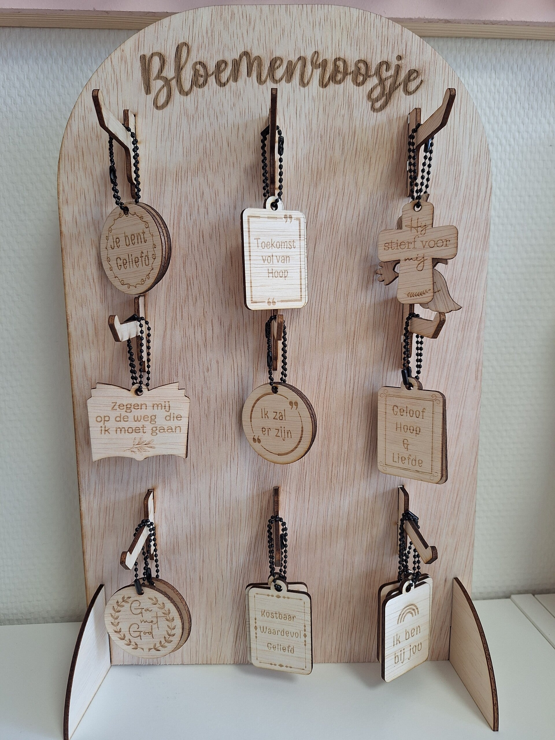 Display met houten tashangers
