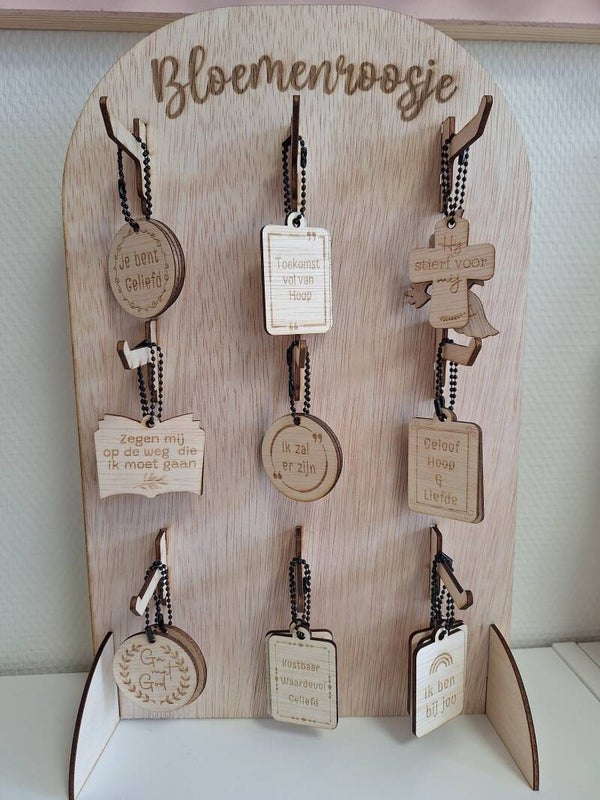 Display met houten tashangers