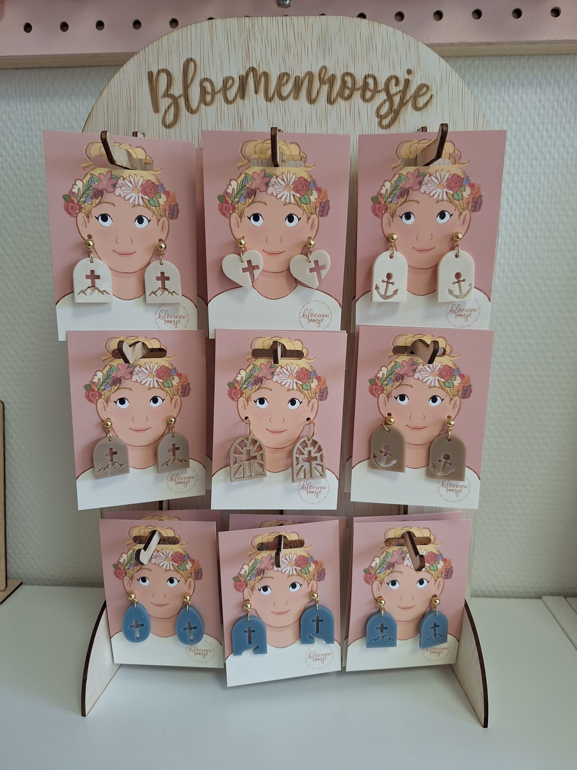 Display met Oorbellen op kaartje
