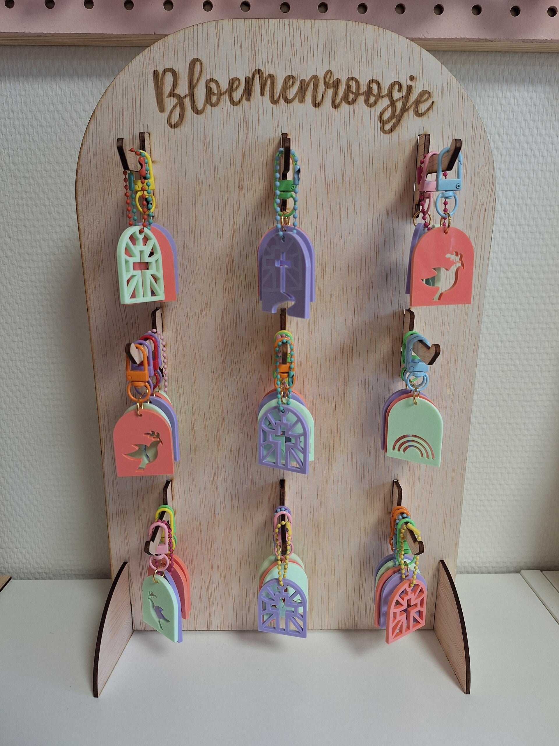 Losse pastelkleurige sleutelhangers voor aan display