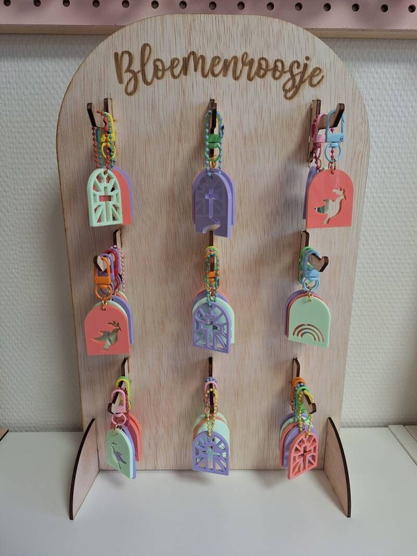 Display met pastelkleurige tashangers