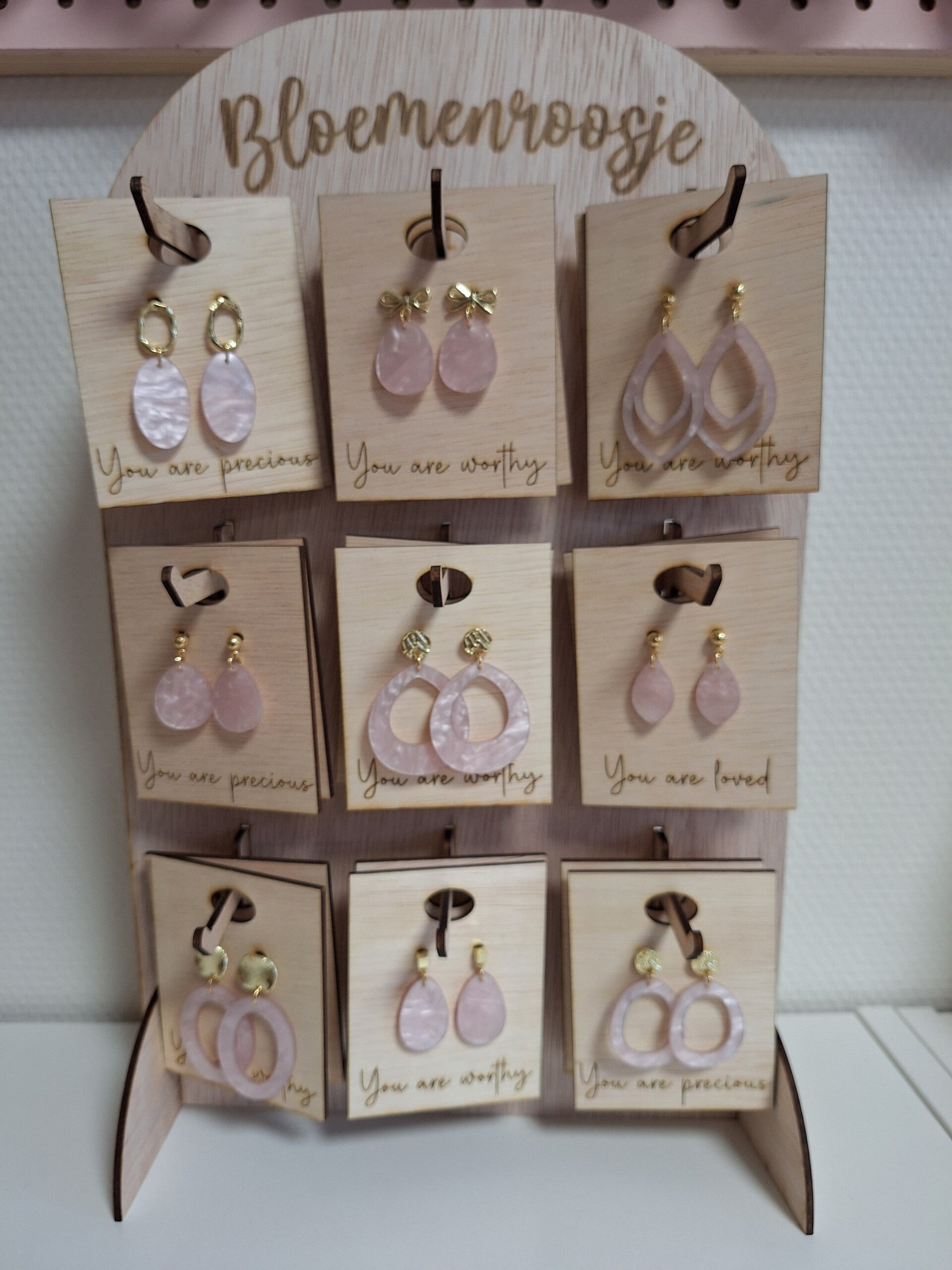 Display met oorbellen op houten kaartje