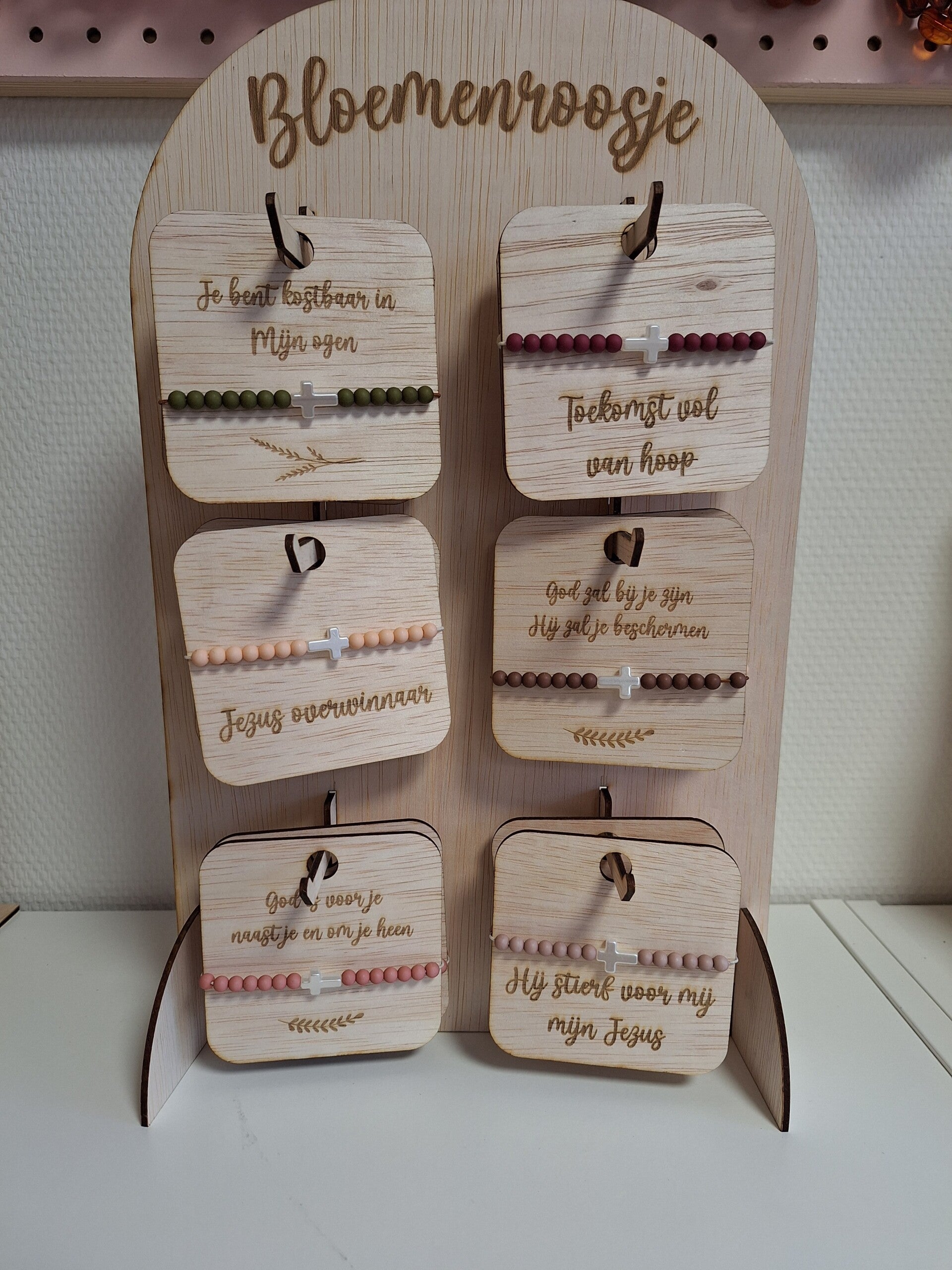 Display met armbandjes kruis