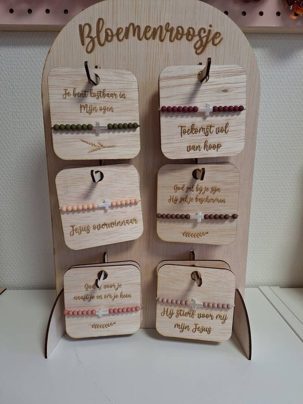 Losse Armbanden op kaartje voor aan display
