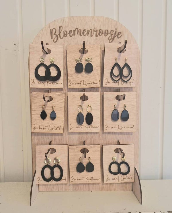 Losse Oorbellen op houten kaartje voor aan display