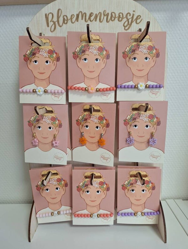 Display met kinderoorbellen en armbandjes