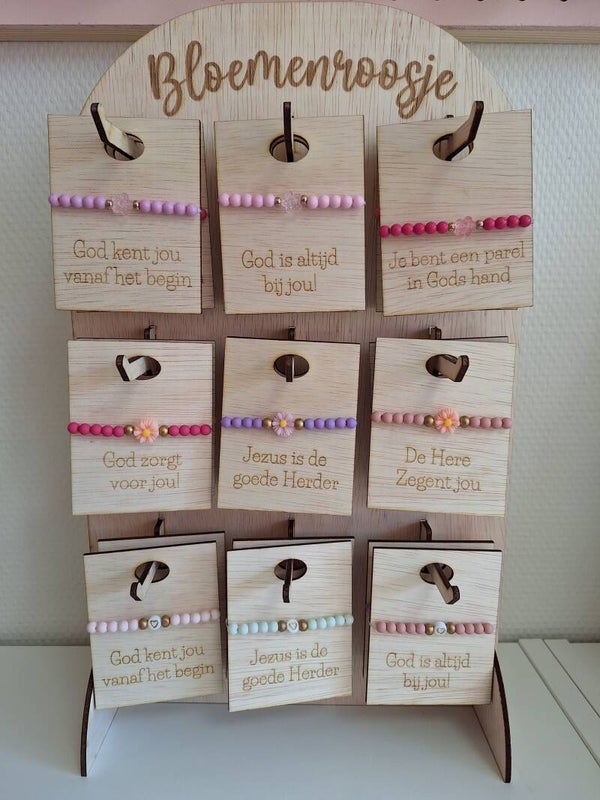 Display met kinderarmbandjes