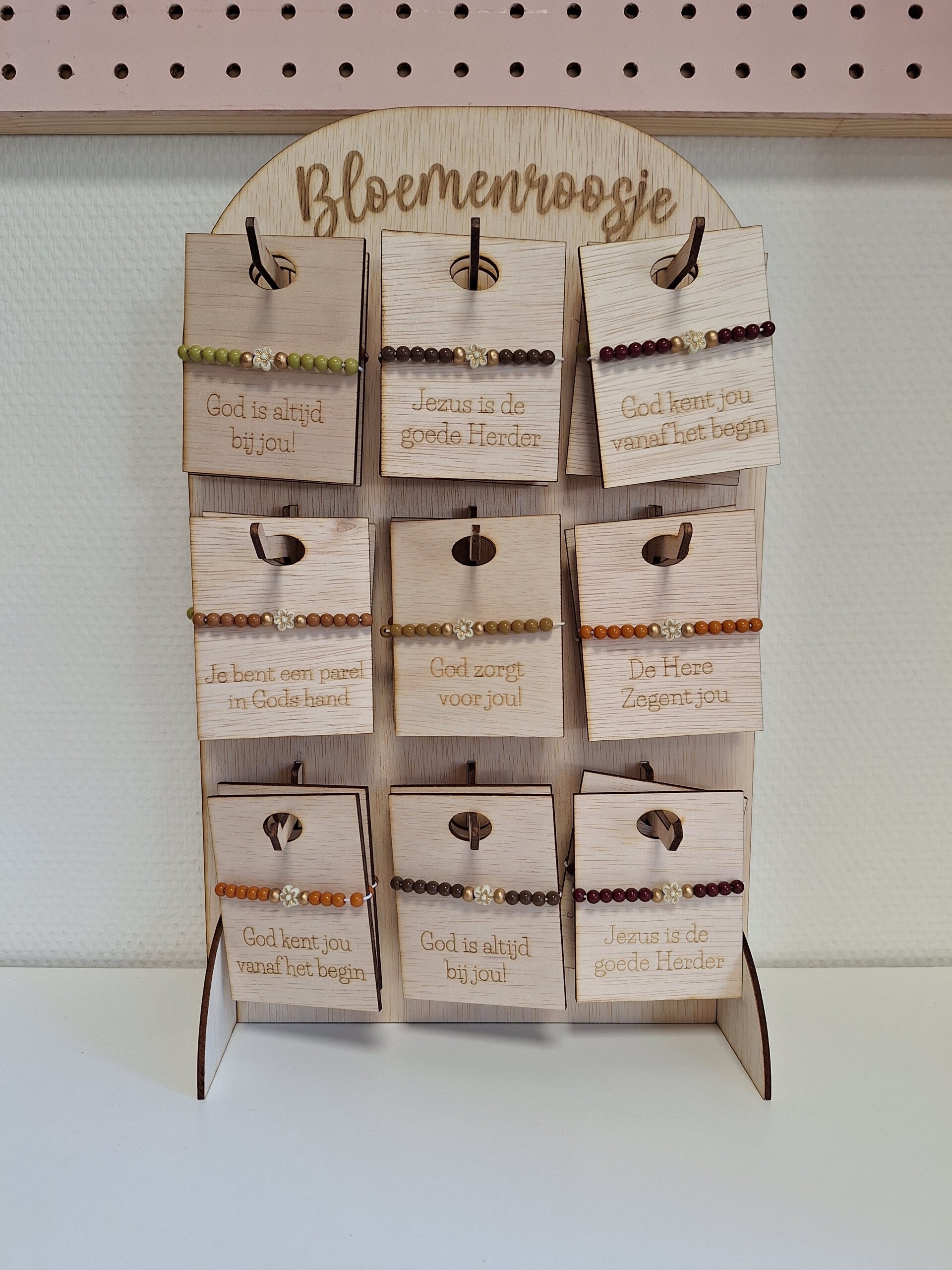 Display met kinderarmbandjes winter
