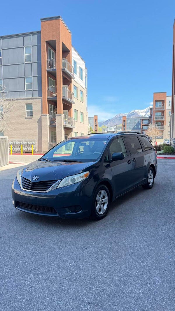2011 Toyota Sienna LE 8-Passenger