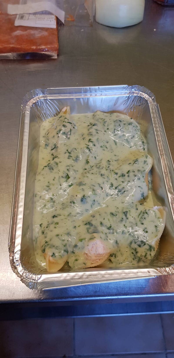 Pasta schelpen met zalm en ricotta en spinaziesaus  