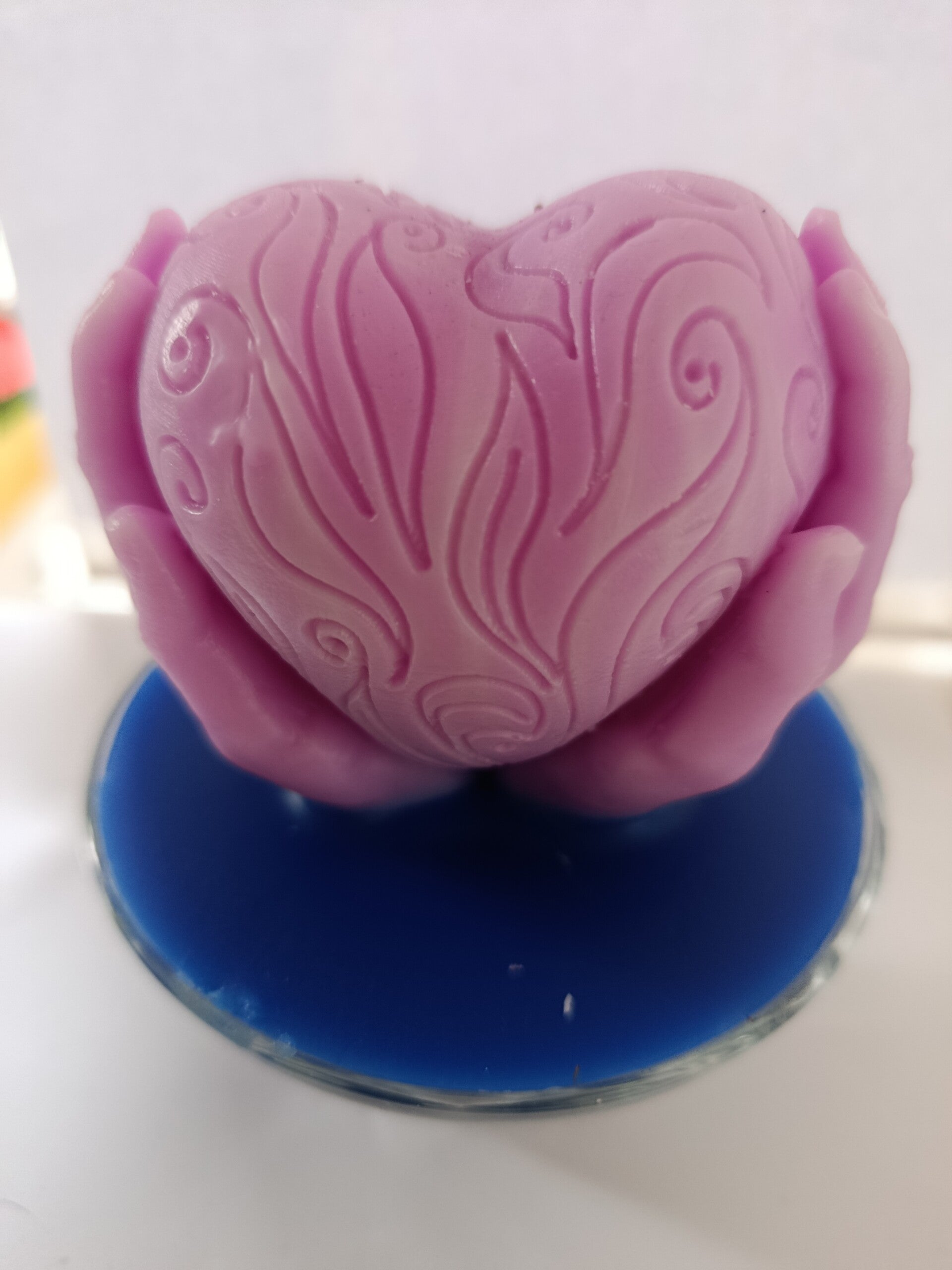 Coeur mauve fond bleu