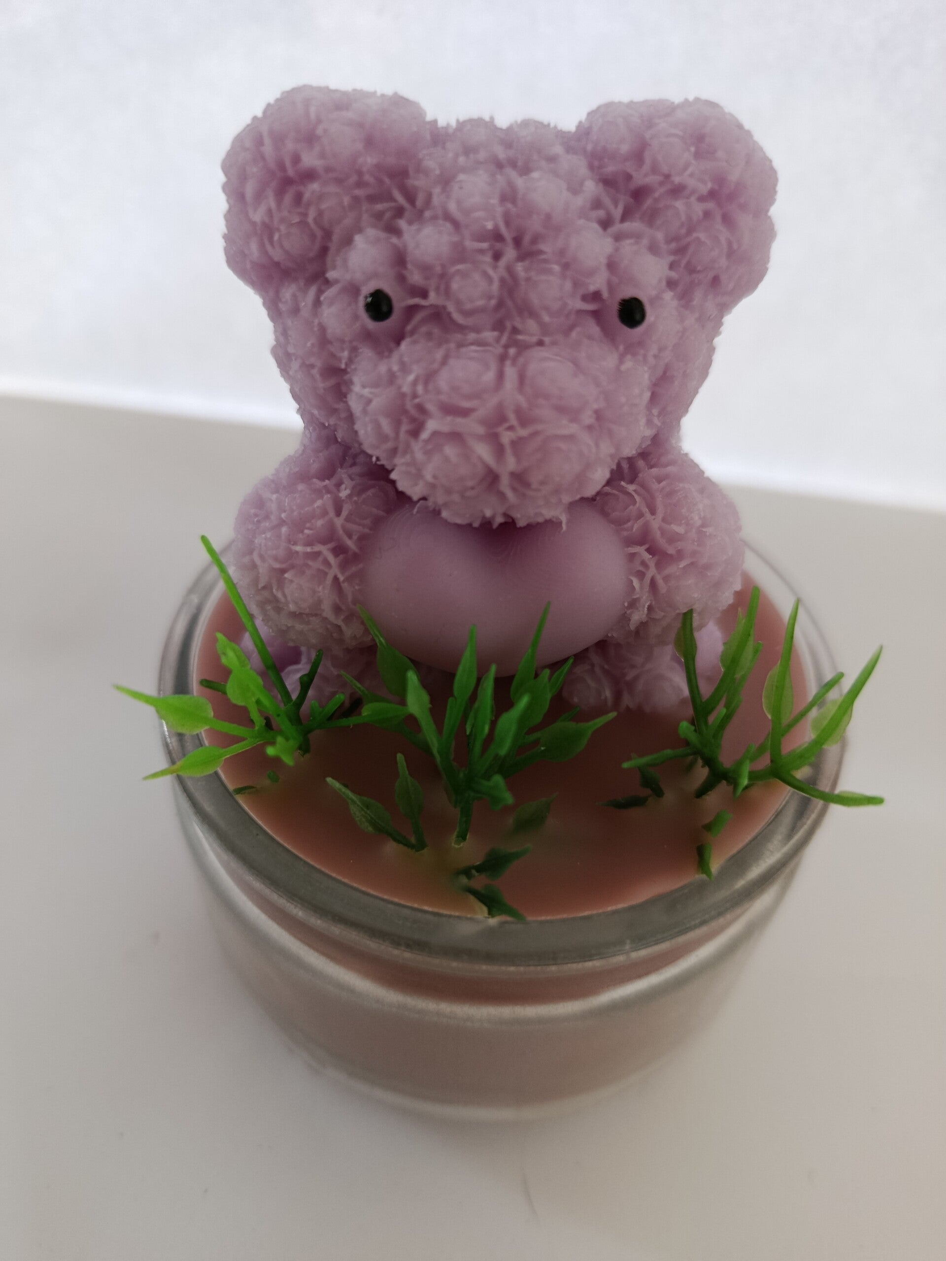 Ourson mauve et sa verdure