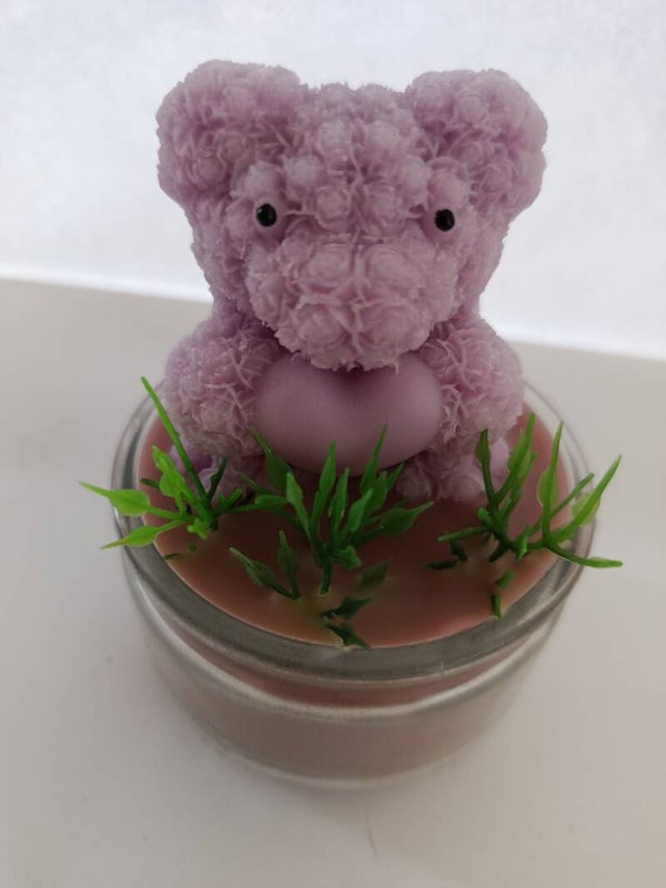 Ourson mauve et sa verdure