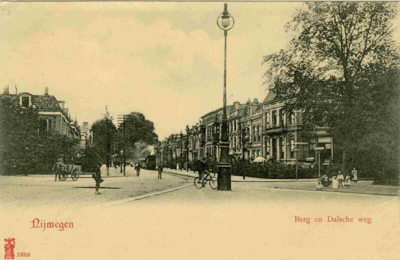 Jaartal: 1902, Het gezicht vanaf het Mariaplein naar het oosten; rechts is de Dominicanenstraat, links de Ten Hoetstraat in Nijmegen