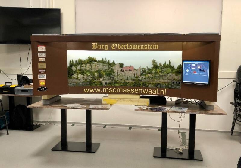 Vooraanzicht van de modelspoorbaan Burg Oberlöwenstein van de modelspoorclub Maas en Waal.