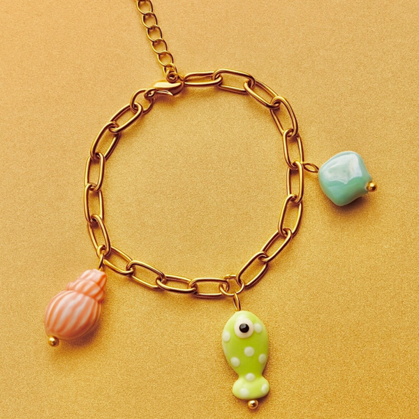 Green fish armband goud