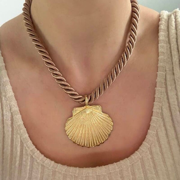 Sea Shell necklace gold