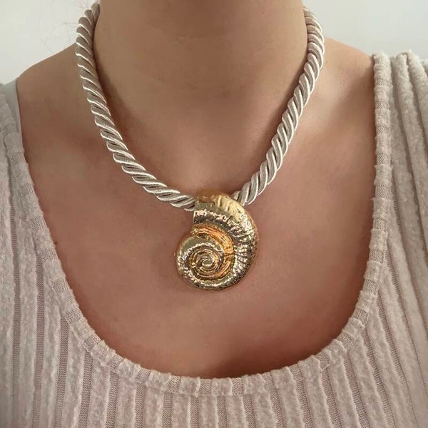 Sea Shell necklace beige