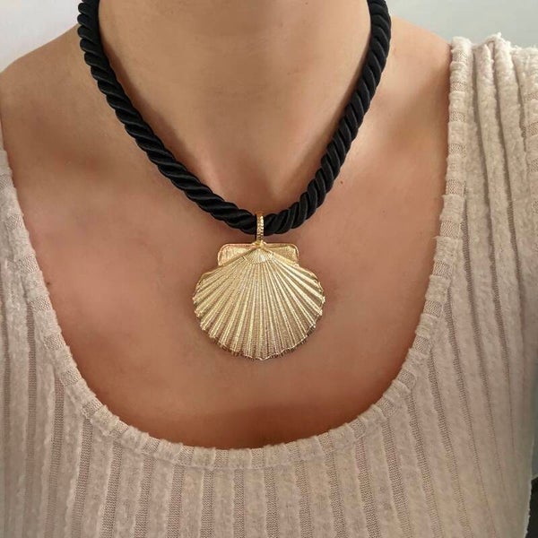 Sea Shell necklace black