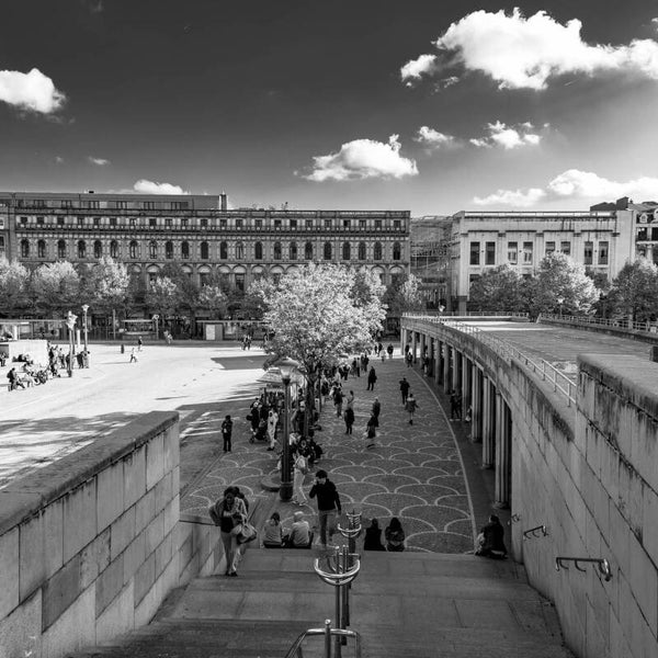 Au centre, la place.